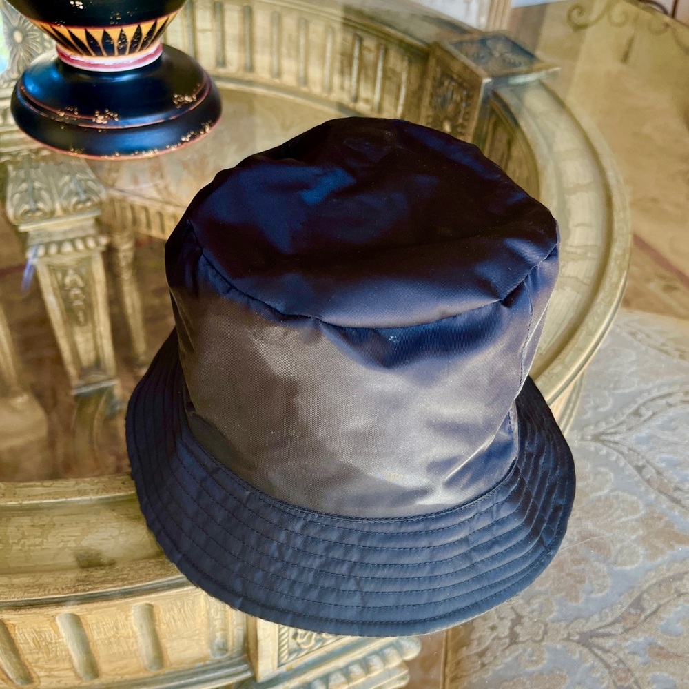 Women’s black bucket hat one size